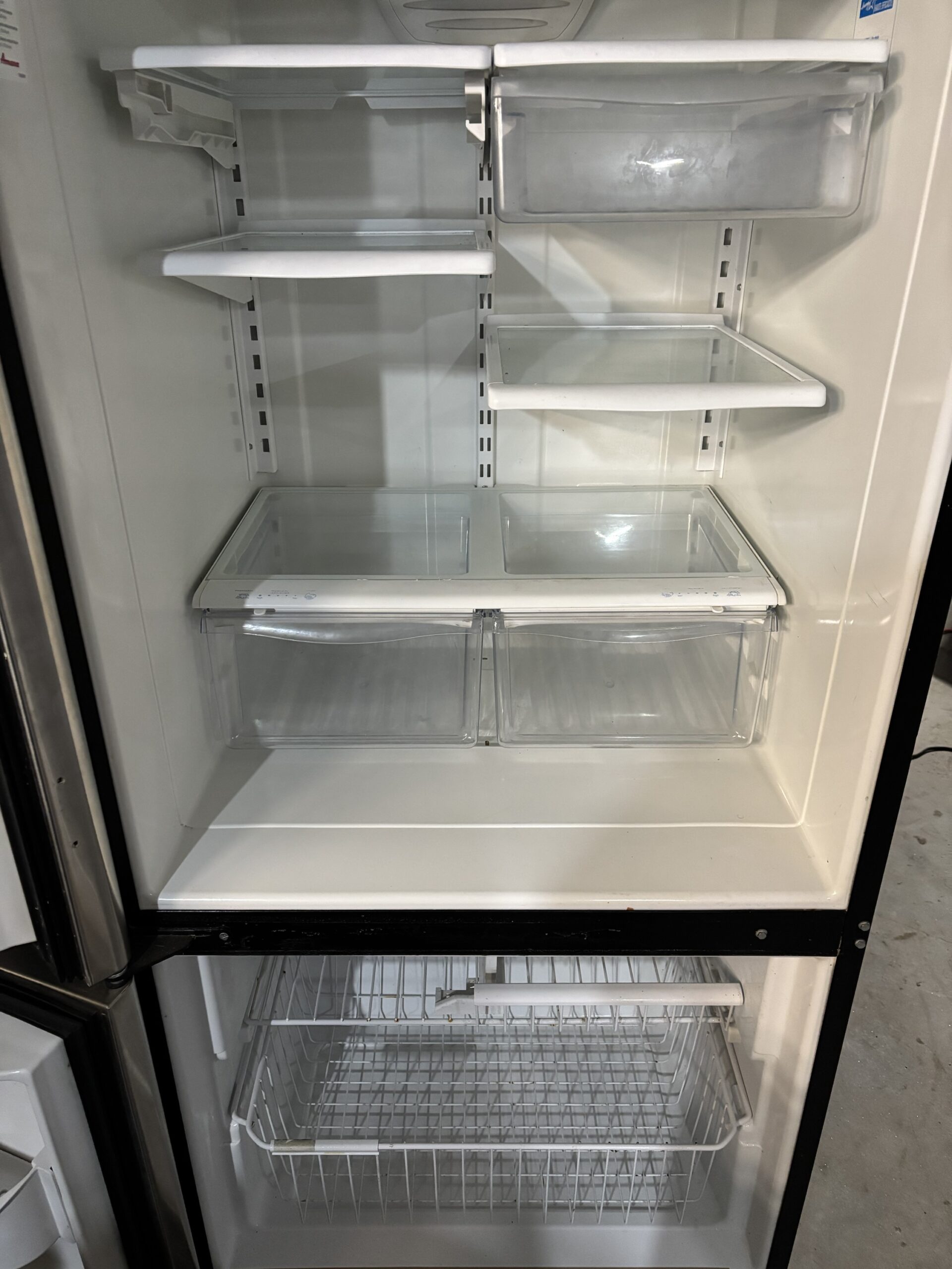 Réfrigérateur Amana ABB192ZDES en acier inoxydable avec congélateur en bas – Image 4